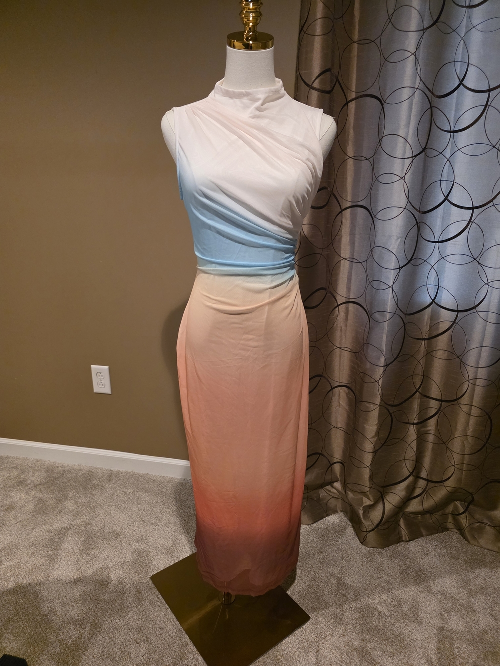 Gradient Mesh Backless Maxi Dress. - Picture 4 of 7